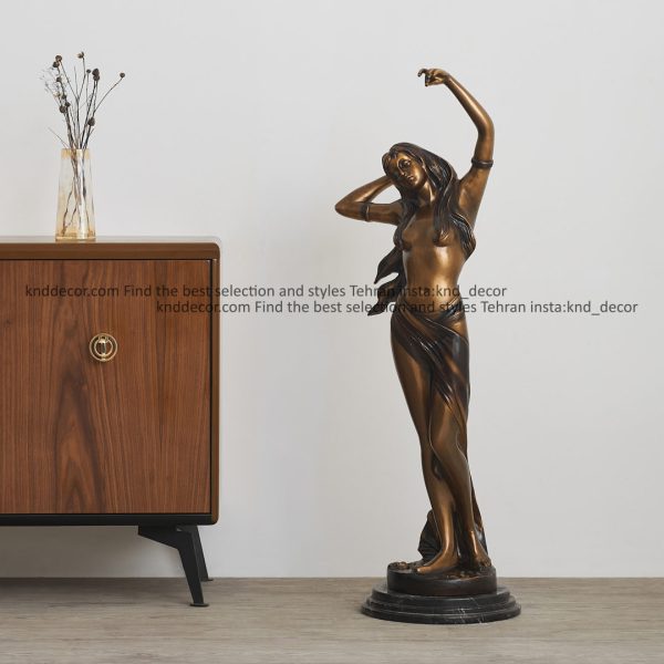 مجسمه زن در باد روی سنگ کدMS131