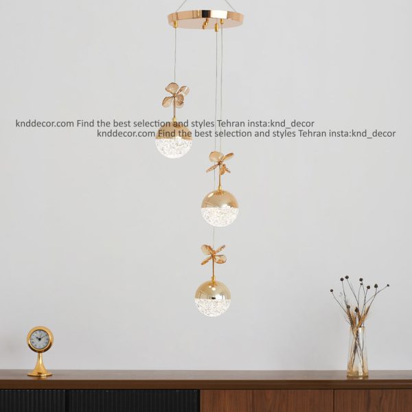 لوستر مدرن طلایی 3 شاخه مدل آویز توپی تک لبه مشجر طلایی با گل با لامپ سه حالته کد LO1002