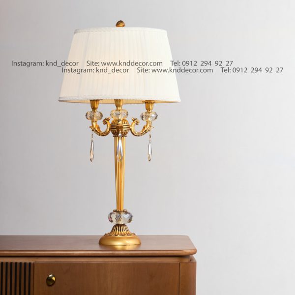 آباژور رومیزی طلایی نئوکلاسیک برنجی ستون کبریتی 3 شاخه آویز بادامی با شید